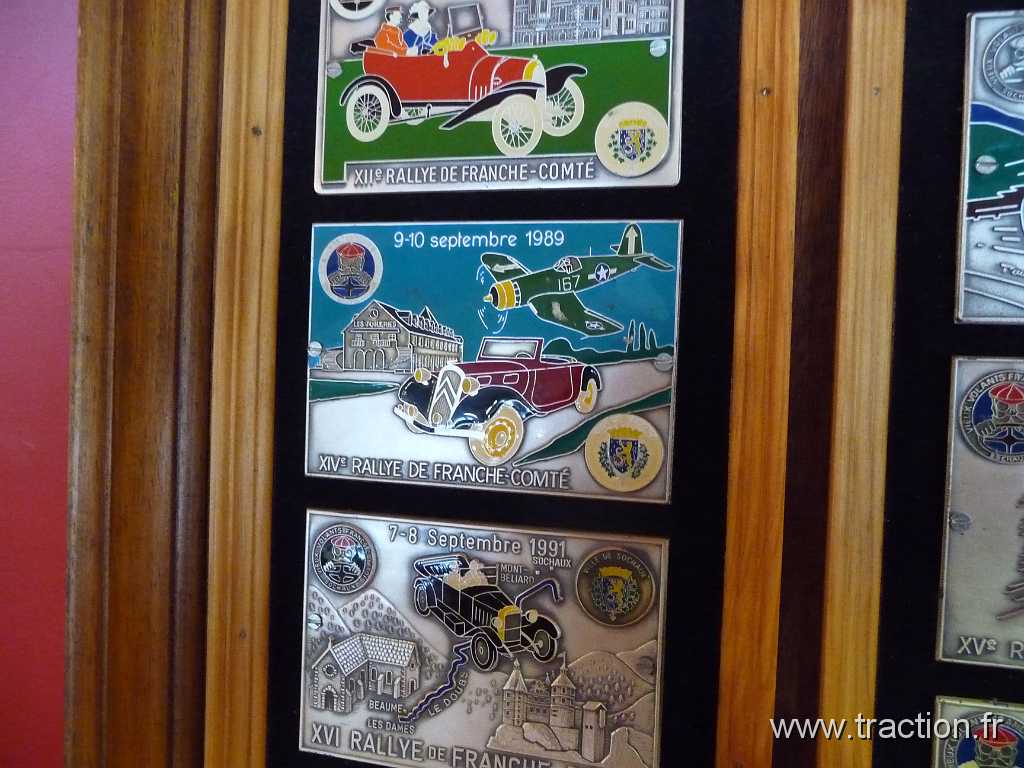 20100306_Montbeliard(15).jpg - 06/03/2010 - 25200 MONTBLIARDVIEUX VOLANTS FRANCS-COMTOISBourse d'change Autos-Motos Anciennes  la RoselirePlaques des diffrents Rallyes dont celle de 1989 avec une traction Citron cabriolet