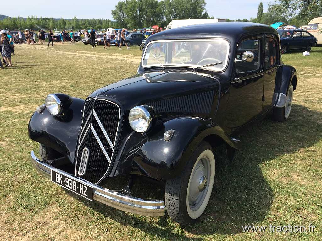 IMG_5980.JPG - Retro'meuse Auto à Madine, le 13 et 14 Juin 2015, Citroën Traction 11 B à malle bombée (De 1952 à 1957)