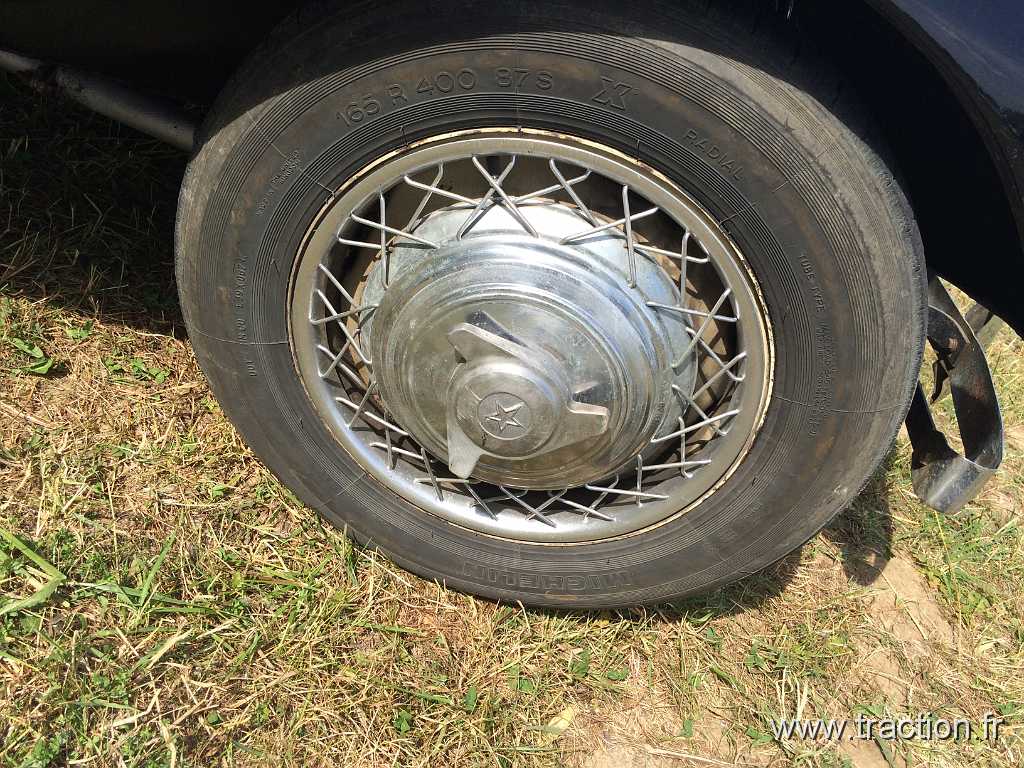IMG_6014.JPG - Retro'meuse Auto à Madine, le 13 et 14 Juin 2015, Citroën Traction 11 B avec des enjoliveurs à rayons (Accessoire d'époque)