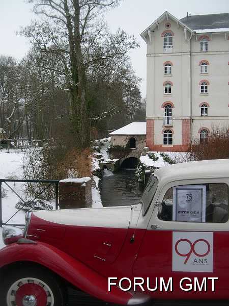 11U_05.jpg - Mon pseudo est 11U de l’Essonne, alors ci-joint des clichés pris ce jour a 12h30 à Bandeville une petite commune a coté de Saint Cyr sous Dourdan, j’ai profité de l’absence des feuilles des arbres de l’allée pour apercevoir un peu le Château. La ferme attenante au château et le moulin récemment restauré, le tout dans décor sympa, blanc pour la saison, une ambiance sonore feutrée, juste le bruit particulier du « perfo » de la 11  tournant au ralenti. Comme toujours c’est un régal d’immortaliser ce genre de scène, Michel, 11 BL 1952 ……….My nickname is 11U  Essonne, Some photos taken that day, at 12.30 in Bandeville, a small nearby town of St. Cyr sous Dourdan, I took advantage of the absence of leaves in the alley to see a part of the castle . The farm adjacent to the castle and the mill recently restored, all decorated in cool, white for the season, a cozy ambience sound, just the particular sound of the "11 perfo".As always, it is a delight to capture such scene