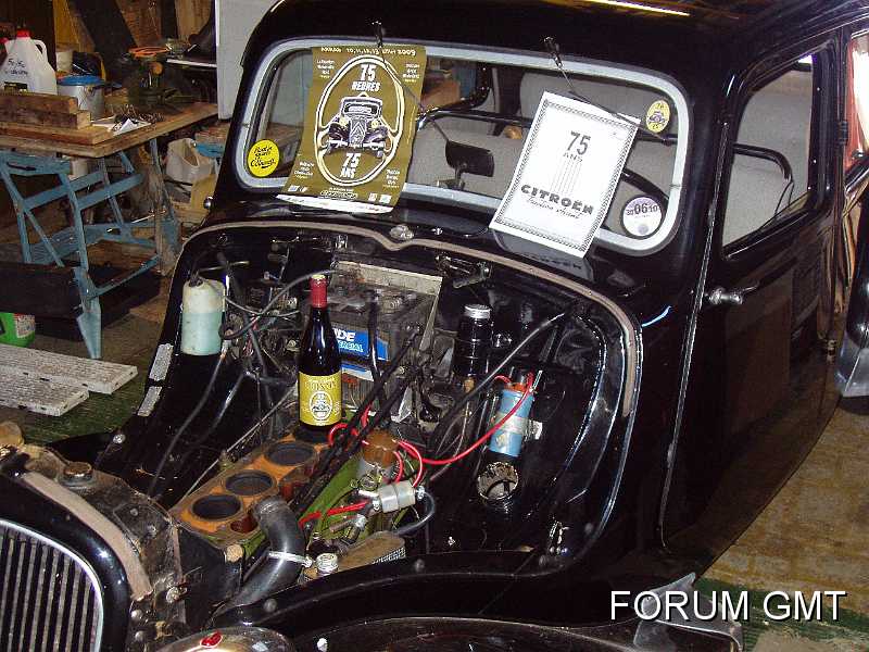 Bernie_Pearl_Shaw02.JPG - Onze Légère de 1939 (OSU 627)Pour des raisons hors de mon contrôle..... à la maison dans le garage de Wellingborough, Northants, Royaume Uni.Ce n'est pas exactement ce que je voulais comme dernière photo d'une année si fantastique... mais c'est la vie!..........1939 Onze Légère, (OSU 627)For reasons beyond my control .................. at home in the garage in Wellingborough, Northants, UK.I am afraid it is not quite what I had wanted for the final picture of such a fantastic the year ........ mais c'est la vie!!Bernie Shaw.