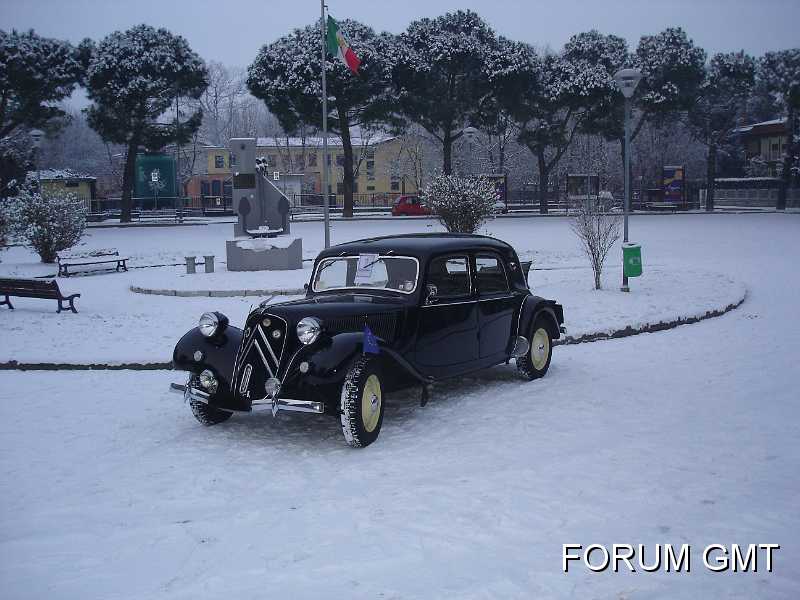 Franco_Tognato03.jpg - Dimanche 20 décembre 2009 , heures 16,30 - Place Marinai d'Italia - Rho (Milan) - ItalieDe Milan sous la neige (-7° centigrades) un petit hommage  à un grand Homme: André Citroen (et un souvenir de Faminio Bertoni et de André Lefebvre)Franco Tognato (gattamelata)11 B -  depuis sa naissance (avril 1952)  elle vive dans ma famille……….Sunday Decemebr 20th 2009, 4.30 p.m. - Piazza Marinai d'Italia - Rho (Milan) - ItalyFrom Milan under the snow (-7°C) a small tribute to a great man: André Citroën (and a thought goes to Flaminio BErtoni and André Lefebvre)11B - since its birth (APril 1952) it has always been in my family.Franc Tognato (gattamelata)