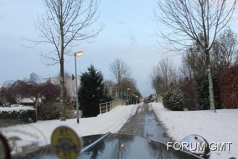 Frits_de_Heij01.JPG - Hallo,Ondanks de sneeuw en de algemene waarschuwing niet te gaan rijden, toch deTraction maar uit de garage gehaald.Een paar foto's genomen nabij het centrum van Almere.De foto's zijn op zondag 20 december, rond 15.00 uur gemaakt, maar helaasheb ik niet voor elke foto het affiche geplaats.Met vriendelijke groeten,Frits de Heij