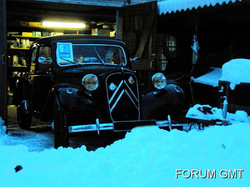 Hannie_Nuwolt.jpg - van oud tot nieuw  deze mooie Citroen Traction Avant BL van 1953 is totaal gerestoreerd. toen Fokke Nuwolt de auto kocht zag hij er niet uit en nu is hij prachtig gerestoreerd door Fokke Nuwolt en Melle Braaksma.  