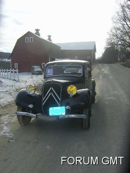 Ian_Stokes03.jpg - Bonjour,Ma 7C de 1936 a passe' une partie de sa vie en Haute Saone, en Cormoret (CH), Viginie, Nouveau Hampshire, et maintenant le Vermont (EU).  Aujourd'hui il faissait froid (-10C), mais elle se demarrait sans dificult'es.  Une courte ballade nous amenait a l'eglise ronde (Round Church) de Richmond (Vermont), et quelque chemins non-pave's (egalement, sans application de sel) autour de Richmond.CordialementIan StokesRichmond, Vermont, USA ………. My 1936 7C, has spent some years in Haute Saone, Cormoret (CH), Virginia, New Hampshire and now Vermont, USA.  Today it was cold (-10C) but she started up no problem, and a short trip brought us to the Round Church in Richmond, and some other unpaved (unsalted) roads around Richmond.