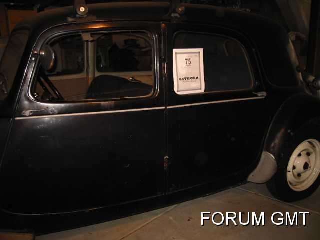 John_Frazer_01.JPG - Bonjour de San Francisco, USA!Ma Traction est une 11BL de 1953 et comme vous le voyez, elle est actuellement au garage. Rien de trop sérieux, de la graisse en excédent des roulements à bille est allé sur les freins à cause d'un mauvais joint. J'ai réussi à trouver un nouveau joint dans la zone et donc elle devrait bientôt rouler de nouveau. J'ai cette voiture depuis assez longtemps, et je ne savais pas vraiment ce qui m'attendait quand je l'ai acheté à un concessionaire, Challenger Motors, à Los Angeles en 1974! J'ai pris l'avion pour l'acheter et l'ai ramenée par la route à San Francisco le lendemain. C'est un trajet d'environ 600km et il faisait sombre quand je usis arrivé à la maison. Le long de la route le tuyau d'échappement se cassa et la dernière partie du voyage était assez bruyante, et j'étais bien soulagé d'arriver sans autres problèmes. Je ne sais pas grand chose sur cette voiture, comment elle est arrivée à Los Angeles. Je crois que Challeneger Motors a commencé comme concessionaire mais ce n'était qu'un simple garage quand j'y étais et aujourd'hui, ils n'existent plus……….Greetings from San Francisco, USA!  My Traction is a 1953 11BL, as you can see it’s in the garage right now. Nothing too serious, excess grease from the wheel bearing spun out onto the brakes due to a bad seal. I was able to find a new seal locally so it should be back on the road soon. I’ve had the car for a long time now, I didn’t really know what I was getting into! I purchased it from a dealer, Challenger Motors, in Los Angeles in 1974. I flew down to pick it up and drove it back to San Francisco the next day. That’s a long drive, almost 600 km, it was well after dark when I got back home. Somewhere along the way the muffler fell off, the last part was noisy but it was a relief to get back with no further problems. I don’t know much about the car’s history, how it wound up in Los Angeles. I think Challenger Motors started out as a car dealer but it was strictly a repair shop by the time I was there, they’re not in business any more.John Frazer