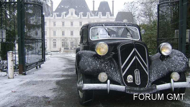 L_Opticien05.JPG - 20 décembre 2009, Longpont sur Orge en Essonne. Grâce à monsieur André Citroën, j'ai fait ce matin mon baptême de Traction sous le neige. Quelques kilomètres en Traction 11 normale de 1950 (roues Dunlop, grève Michelin oblige) jusqu'au château de Lormoy et la journée est inoubliable, merci Monsieur Citroën. Cordialement, Lopticien……….December 20, 2009, Longpont sur Orge, Essonne. Thanks to Monsieur André Citroën, this morning I made my first ride in my Traction under snow. About 11 kms, with a Traction 11 B 1950 (wheels Dunlop, cause Michelin strike) riding to Lormoy castle and this day was unforgettable, thank you Mr Citroen.