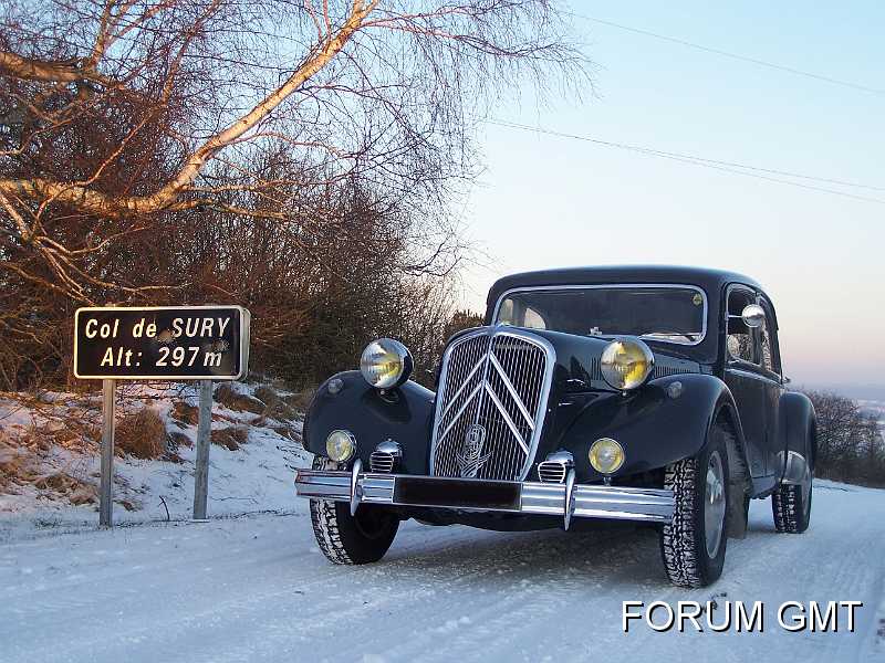 Laurent_Beguin_01.jpg - Ci joint quelques photos prises hier après midi.15/6 1953 gris fumé,trouvée il y a quatre ans dans une carrosserie sous une bâche en hibernation depuis des années ,entièrement démontée..Le coup de foudre.. Depuis que du bonheur, Rome, Arras et autres sorties régulières...J'ai aimé roulé sur la neige, cette auto :un vrai rail ...le pied... Merci à tous, Merci André...........Herewith some pictures taken yesterday...A 1953 smoke grey 15/6, found four years ago in a bodyshop under a tarpaulin in hibernation since years, totally dismantled... Love at first sight...Since then, only joy: Rome, Arras and other regular outings...I loved driving in the snow. This car: a real railroad track... the best...Thank you everybody,Thank you André...