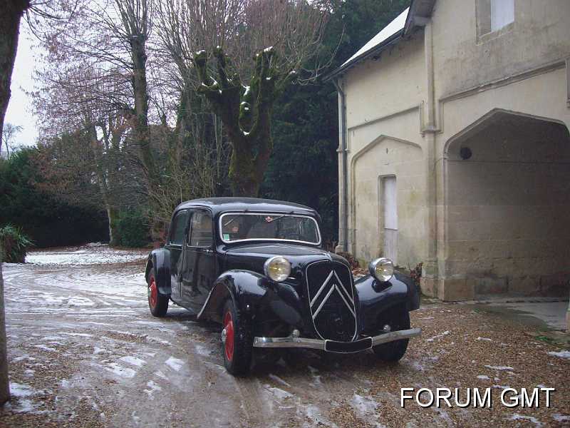 Olivier_de_Serres.JPG - Bonjour. Voici « Hortense » une 11B de 1939. Je lai achetée en 1971 et jai beaucoup voyagé avec elle depuis. Je lai conduite dans ces voyages européens, même de lautre côté de la Manche. Ce fut un plaisir de faire des photos pour cet anniversaire, malheureusement le temps était exécrable en Tourraine dimanche dernier.Un grand « Bonjour » à tous les Tractionnistes qui était sur la route ce même jour………….Hello. Here is « Hortense » a 11B 1939 . I bought her in 1971 and travelled a lot at her wheel since that time, I drove her in European travels, even across the Channel. It has been a pleasure to take some pictures for this anniversary, unfortunately the weather was dreadful in Touraine on that Sunday. A great Hello to all the fellow Tractionnists who were on the road the same day.Olivier de Serres