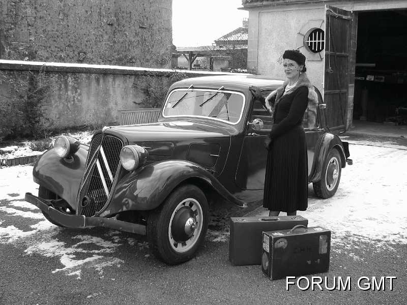 Robert_Whittaker05.JPG - Pour répondre à l'esprit d'André Citroën et des années trente, nous avons décidé de nous servir de la Machine à Remonter le Temps vers 1936, quand ma Traction 7C a été fabriquée. Malgré un temps glacial, elle a démarré au quart de tour... Suivi de près par l'explosion des bouchons de Champagne!J'ai acheté cette voiture à un merveilleux vieillard français de 87 ans qui l'a eu pendant de longues années. La Traction a passé toute sa vie en Gironde. Ces photos ont été prises à ma maison dans la Charente (près de Cognac). Bien joué pour une grande idée, et tous nos voeux à tous les Tracionnistes!........... To get right into the spirit of André Citroën and the 1930's we decided to use the Time Machine to take us back to 1936 when my Traction 7C was built. Despite the freezing temperature she roared into life on the first pull of the starter.... Soon followed by the popping of the Champagne corks!I aquired the car recently from a wonderful 87 old Frenchman who had owned the car for many years. The Traction had spent her whole life in the department of the Gironde. These photos are taken at my house in the Charente ( Near Cognac).Well done for a great idea, and best wishes to all the Tractionists out there!