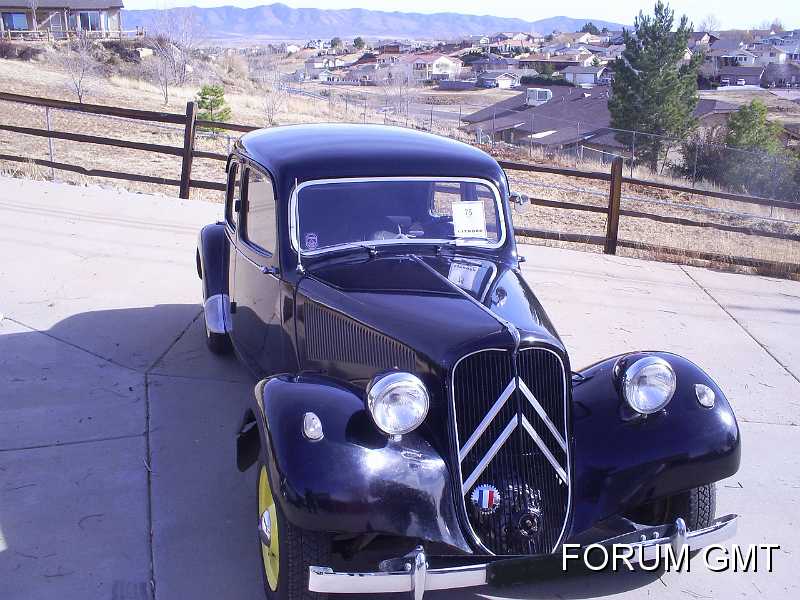 Tedd_Delong03.JPG - Bonjour:Nous avions l'idée de prendre la Traction (une 11BL de 1954) et d'aller à un endroit panoramique et couvert de neige. Mais nous n'avons pas ça dans les montagnes de l'Arizona, en plus elle ne voulait pas partir, alors les photos sont chez nous. C'est une 11BL avec un moteur qui n'est pas standard et des roues de 15 pouces elles non plus standard. Mais la voiture était comme ça quand je l'ai achetée il y a 16 ans à une femme qui l'avait ramenée de Pasadena en Californie. Sa soeur avait une 11B et elles allaient au rassemblements ensemble. Bonne chance avec les photos……….Hello:The plan was, to take the traction (a 1954 11Bl) to someplace scenic, and with snow.  We have neither available in the Mountains of Arizona and it didn't want to start today, so these are in my driveway.  It is an 11BL with a non-standard engine, and non-standard 15inch wheels.  These were on the car when purchased some 16 years ago from a lady who acquired it in Pasadena, California.  Her sister had an 11BN and they went to meetings together.  Good luck with the pictures.Tedd deLong in Arizona