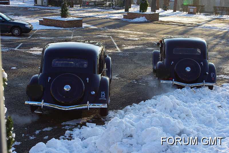 trac11bl_du_18_04.JPG - photos ont été prises Samedi 19 Décembre à 15HLa mienne une 11BL de 1948 et celle dun copain une 15/6 de 1951 je crois..Les belles sont prises Place de la  mairie devant le château de STFlorent/Cher (Mairie actuelle) dans le 18 (Cher)Pseudo : trac11bl_du_18Merci pour cette belle initiative !!...........The pictures were taken on Saturday 19th December at 3.00 p.m.Mine is a 1948 11BL and my friend's is a 15/6 from 1951 I think...The cars are taken at the Town Hall Square in front of the Château de St Florent/Cher (current town hall) in the Cher (18)Thank you for this nice initiative!!