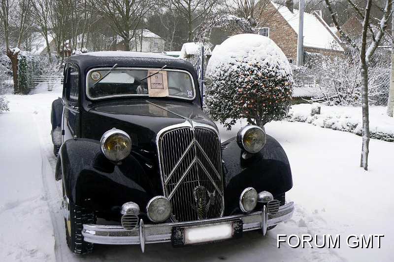 walter_noella_callens06.JPG - Bonjour de Belgique…Mon nom est Eugénie et je suis une 15-six de 1951. C'est dommage, mais le mauvais temps a empêché mes deux sœurs Isabelle, une 7B et Coralie, une 11BL de sortir, car elle sont trop anciennes (1934 et 1939). Nous vivons sur le littoral Belge, et fait un petit tour ce matin en bord de mer. Voici les photos, à la Rotonde, dans les dunes, devant la petite chapelle locale, dans la neige...toutes à la mémoire d'André Citroën. Cordialement……….Hello from Belgium... My name is EUGENIE and I'm a 15-six from 1951. It's a pity but it was way tooo cold today to take out my 2 sisters, 7B ISABELLE and 11BL CORALIE, because they're so old :  1934 and 1939. We live at the Belgian coast and made a small trip early this morning to the seaside...Here are the pictures : at the Rotonde (seadyke), in the Dunes and in front of the local little chapel, where I got stucked in the snow !... al in memory of André Citroën ...kind regards, walter & noëlla callens, wenduine, Belgium Resp. TOC-section Rest of the World